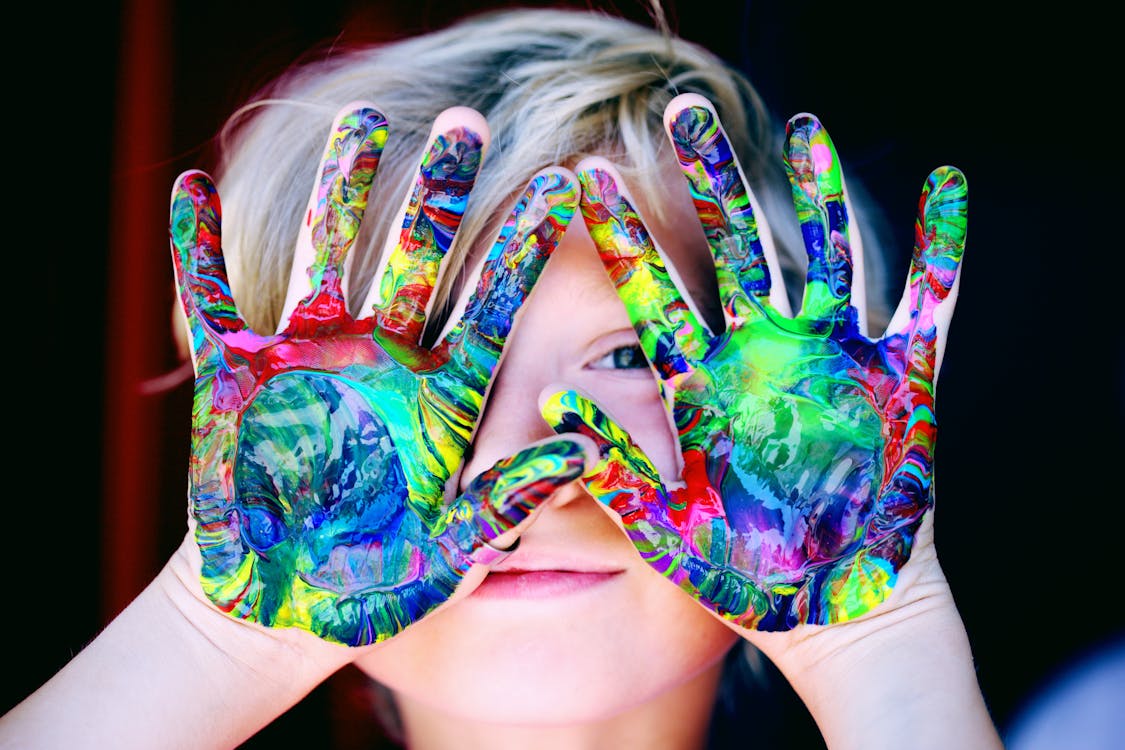 photo-kid-hand-painting