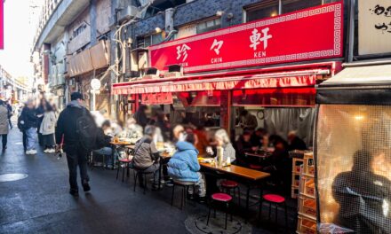 🍚  Why Workers Rush to This 12-Hour Tokyo Chinese Diner for Fried Rice